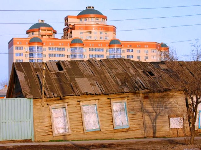 Старый Гурьев и новый Атырау. Фотография 2007 года.