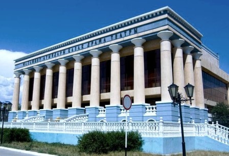 Казахский драматический театр имени Махамбета в Атырау.