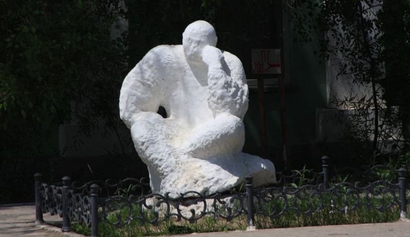 Скульптура у музея искусств имени Сариева в Атырау.