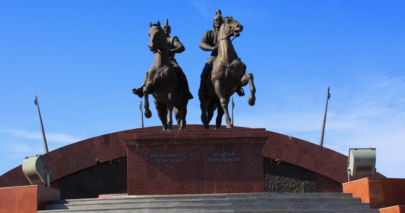 Памятник Махамбету и Исатаю в Атырау.