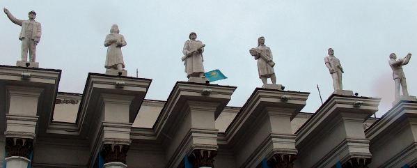 Антаблемент портика дворца Горняков с шестью скульптурами.