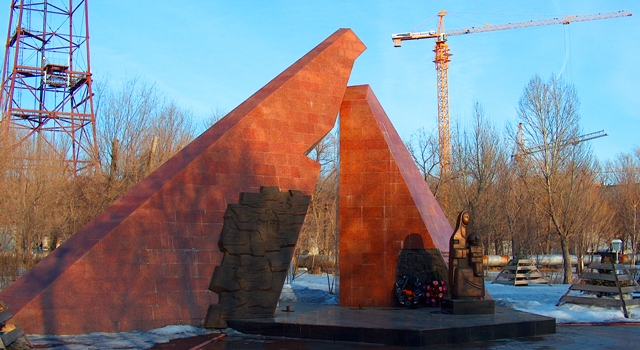 Монумент ""Шахтерская память" в городском парке культуры и отдыха.