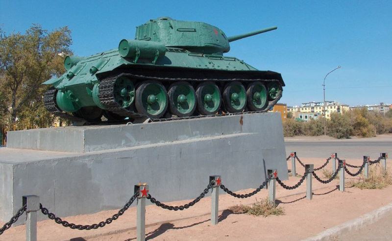 Памятник танку на центральной площади города. 2006 год.