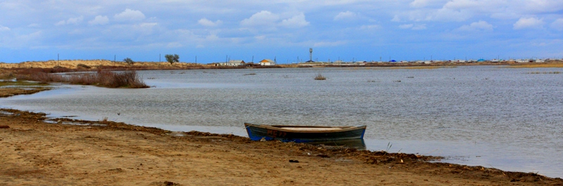 Остатки Аральского моря у аула Старый Каратерен. Апрель, 2013 года.