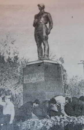 Открытие памятника Гани-Муратбаеву.