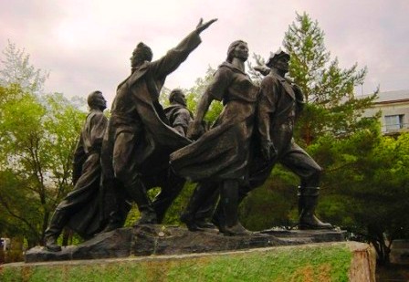 Памятник горнякам Соколовско-Сарбайского комбината.