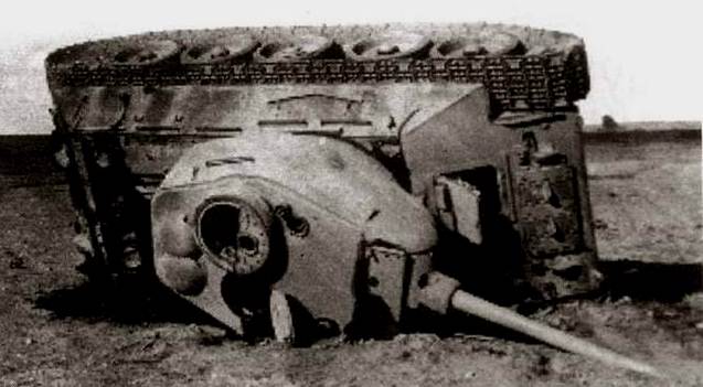 Этот Т-34 сильно пострадал, но могло быть и хуже, окажись он чуть ближе к взрыву.