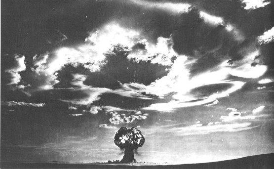  Фотография процесса ядерного взрыва на полигоне.