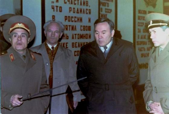 Президент Казахстана Н. А. Назарбаев и командующий полигоном генерал-майор А. Д. Ильенко.
