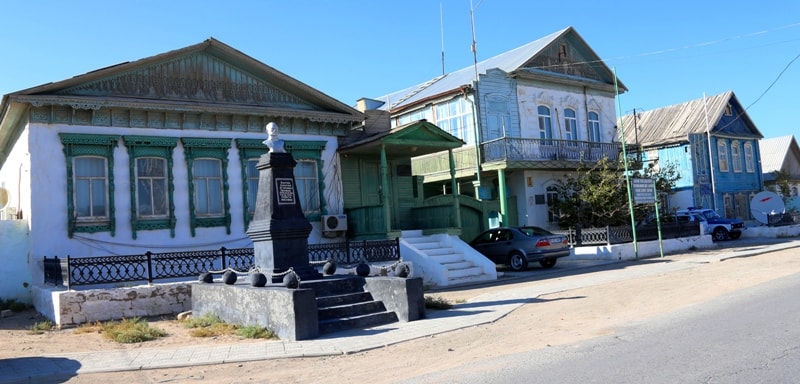 Старые дома в поселке Баутино и памятник Алексею Баутину.