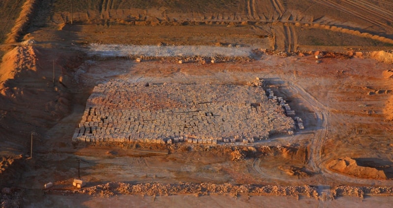 Extraction of a shell rock on Mangistau.