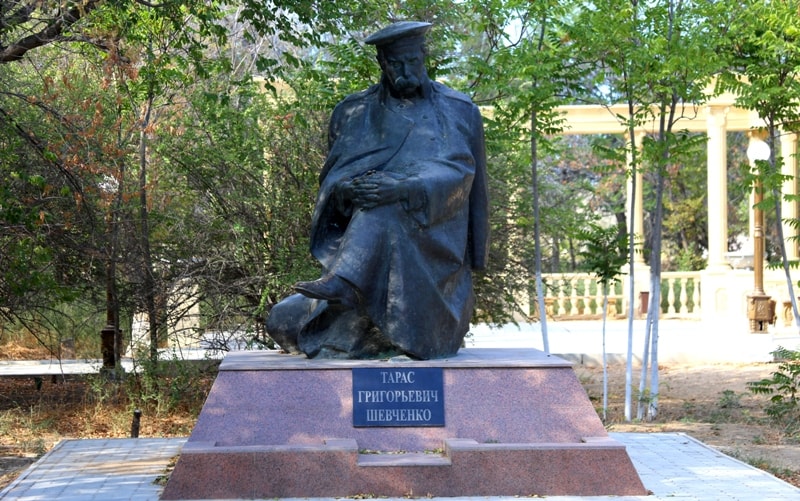Памятник Тарасу Шевченко в парке города Форт-Шевченко.