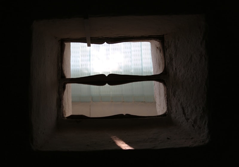 Окно в землянке Тараса Шевченко в музее города Форт-Шевченко.