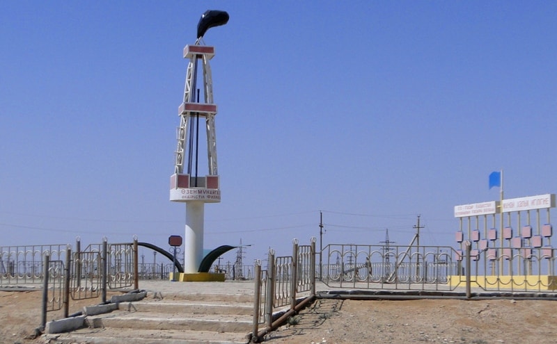 Памятник первой нефтяной вышке в Жанаозене.