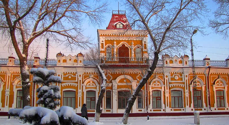 Так выглядит сегодня Торговый дом А.И. Дерова, в котором располагается областной историко-краеведческий музей имени Григория Потанина.