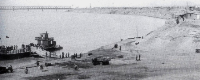 1952 год. Вдалеке виднеется новый мост через реку Иртыш.