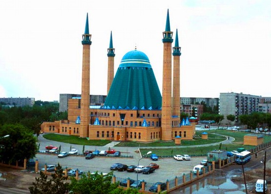 Мусульманская мечеть имени Машхура Жусуп расположена в центре Павлодара. 