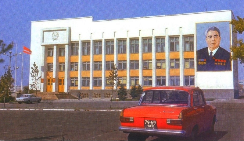 В этом здании в 1970-ые годы размещался Областной Исполнительный комитет.