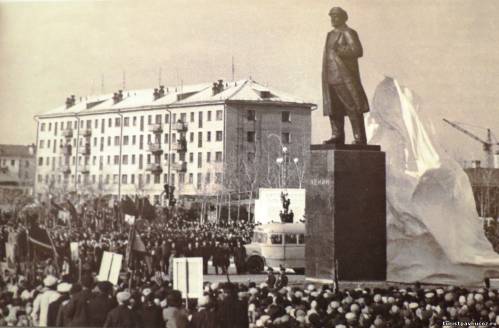 21 апреля 1966 года был открыт памятник Владимиру Ильичу Ленину.