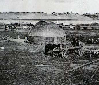Левый берег Иртыша. Поле для меновой торговли  напротив Павлодара. 1895 год.