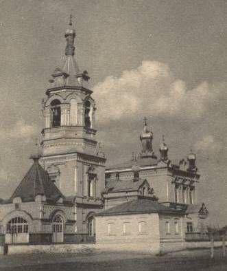Из кирпича Троицкого собора был выстроен шестнадцати-квартирный дом, в народе прозванном "Шишка".