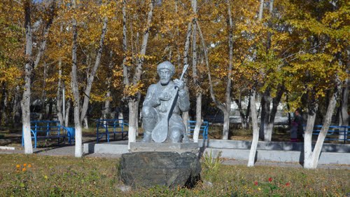 Памятник у дома детского творчества.