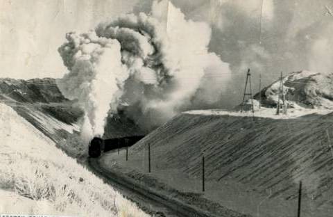 Паровоз доставляет уголь из разреза на первую углесборочную станцию.