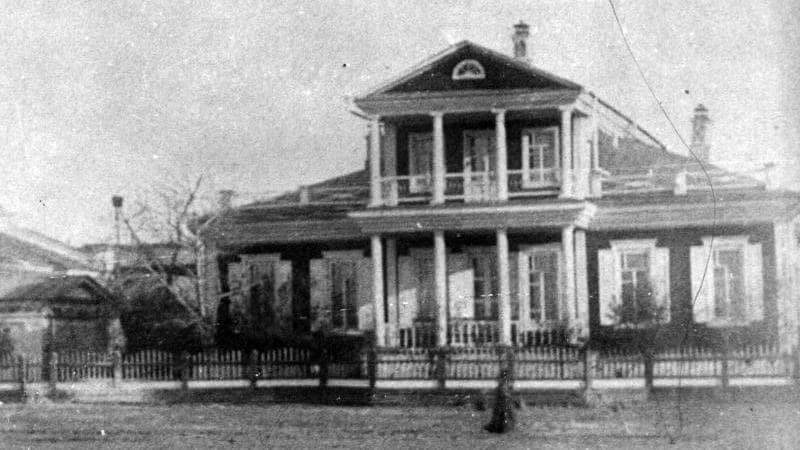 Дом купца Березницкого. После 1917 года здесь размещалась школа. Фотография конца XIX века, автор неизвестен.