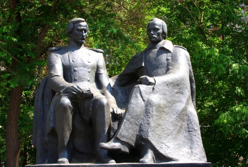Памятник на территории музея Ч. Валиханову и Ф. Достоевскому.
