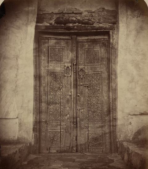 Наружная дверь, ведущая в мавзолей святого султана Ахмеда Ясави. Фотография из Туркестанского альбома Кауфмана.