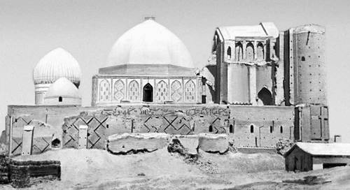 Мавзолей-мечеть Ходжа Ахмеда Ясави в г. Туркестане (Чимкентская область). Конец XIV в. (снимок сделан до реставрации 1955 -1957 г.г.).