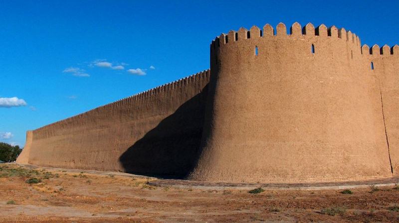 Крепостная стена Туркестана.