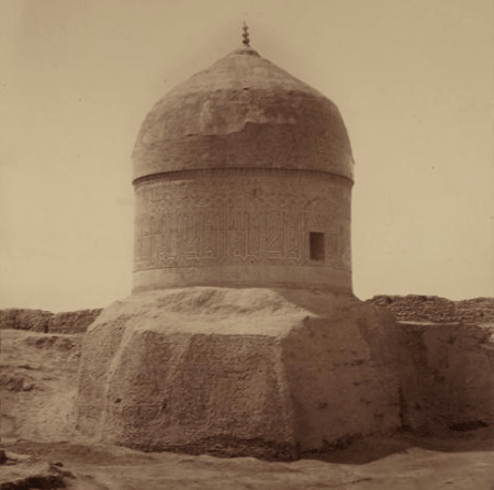 Эта фотография мавзолея Рабиги Султан Бегим в Яси (современный Туркестан, Казахстан) содержится в археологической части "Туркестанского альбома". 