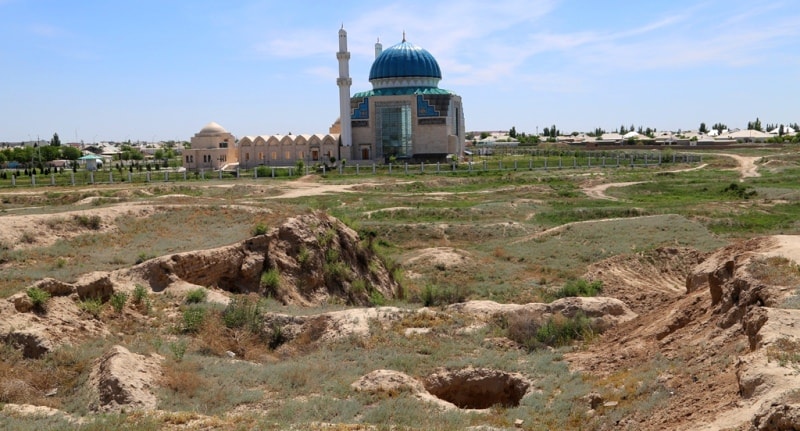 Вид на мечеть Ахмеда Яссави в Туркестане со стороны древнего городища Яссы.