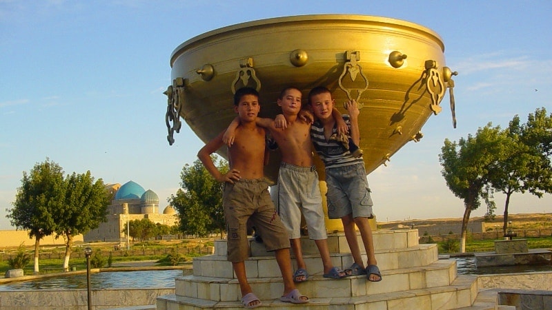 Памятник тай казану у гостиницы "Яссы" в Туркестане.