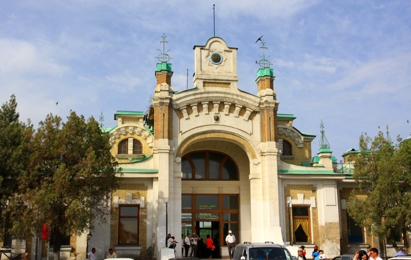 Главный вход в железнодорожный вокзал Туркестана.