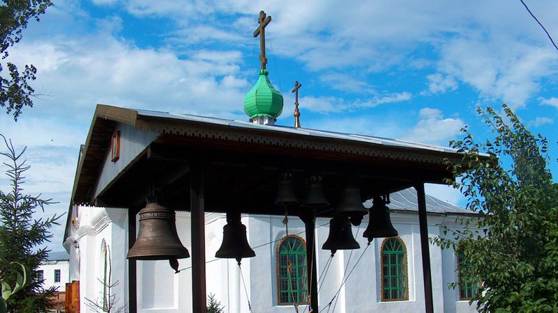 Звонница у Свято-Троицкого храма в городе Оскемен.