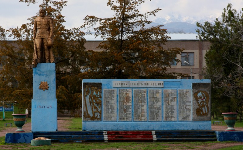 Памятник Великой Отечественной войне в поселке Мерке.