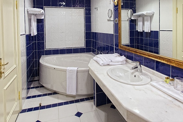 Bathroom in room "Business Suite". 