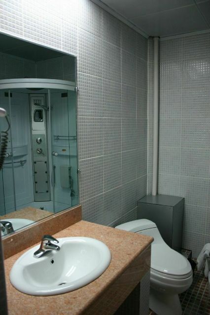 Shower room.