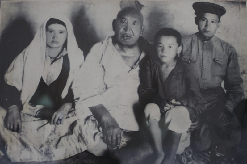 Kazakh wrestler – Khadzhi Mukan and family.