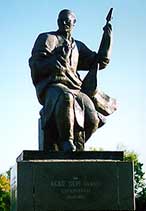 Памятник Акану-серэ в Кокшетау. (Архитектор А. Кайнарбаев, скульптор Т. Досмагамбетов).  Открыт 1 августа 1991 года.