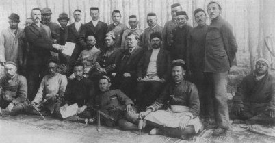 Справа отдельно сидящий Асет Найманбаев. Автор фотографии неизвестен. 1918 год.