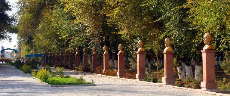 Аллея Славы в поселковом парке   Толе би (Бывший поселок Новотроицкое).