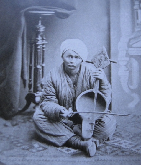 Музыкант с кобызом. Фотография из фондов Кунстакамеры.