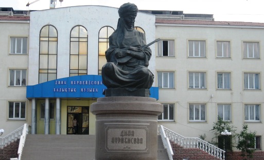 Памятник Нурпеисовой Дине.