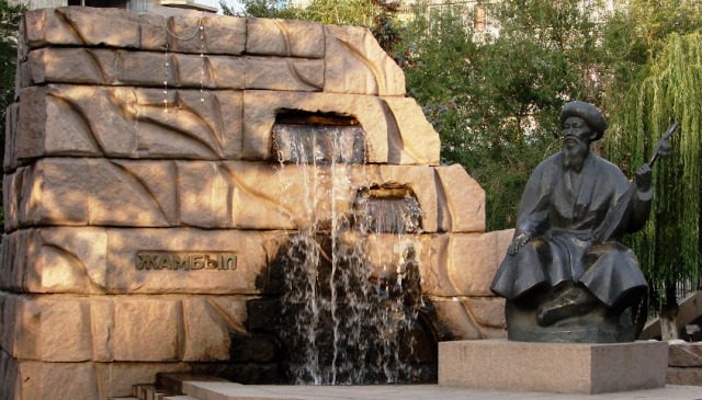 Памятник Джамбулу Жабаеву на проспекте Достык в Алматы.