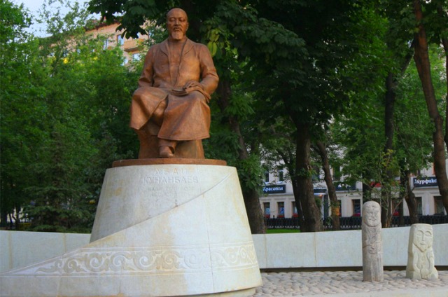 Памятник Абаю в Москве.