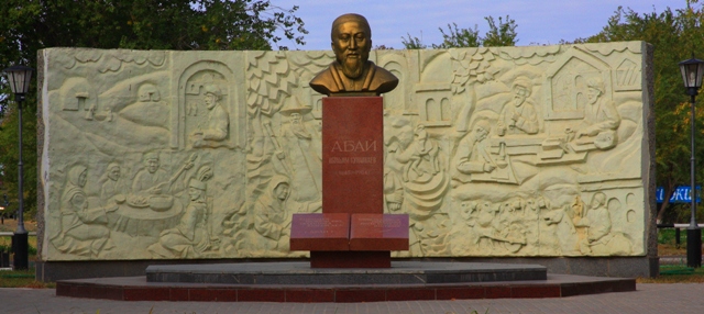 Памятник Абаю в городе Байконур.