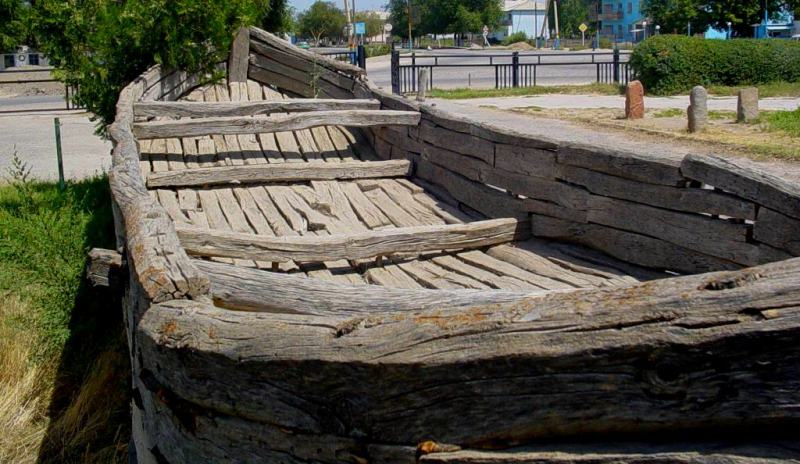 The wooden boat from the Syr Darya River.